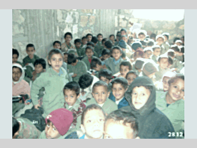 مدرسة الشهيد عبدالله الطَّيب.. انقاض تضم التلاميذ وأتربة تحاصرهم