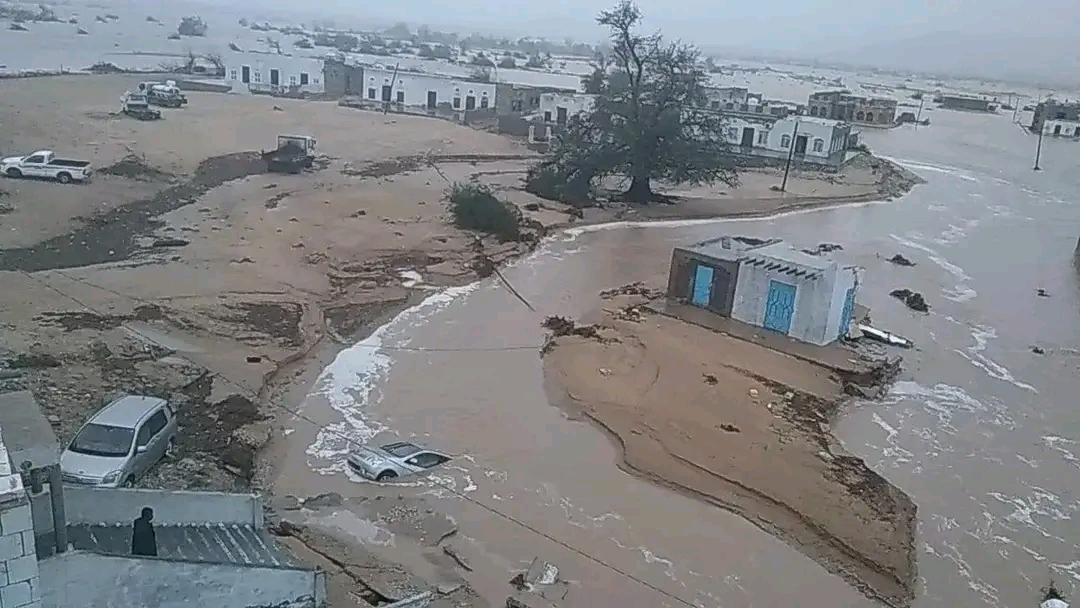 المهرة: إعصار "تيج" يخلف أضرارًا بشرية ومادية في مديرية حصوين المعلنة منطقة منكوبة