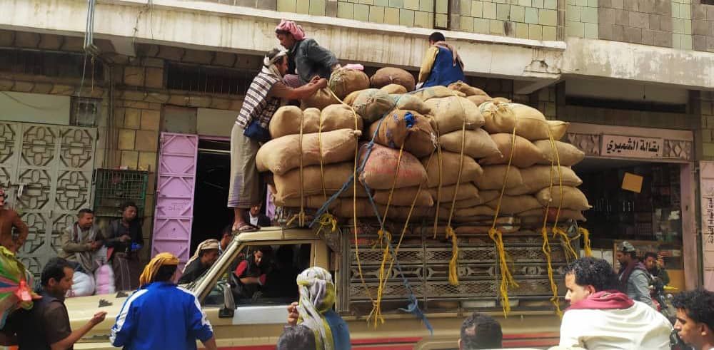 تعز.. قادة الجيش يعاودون مصادرة ضريبة القات