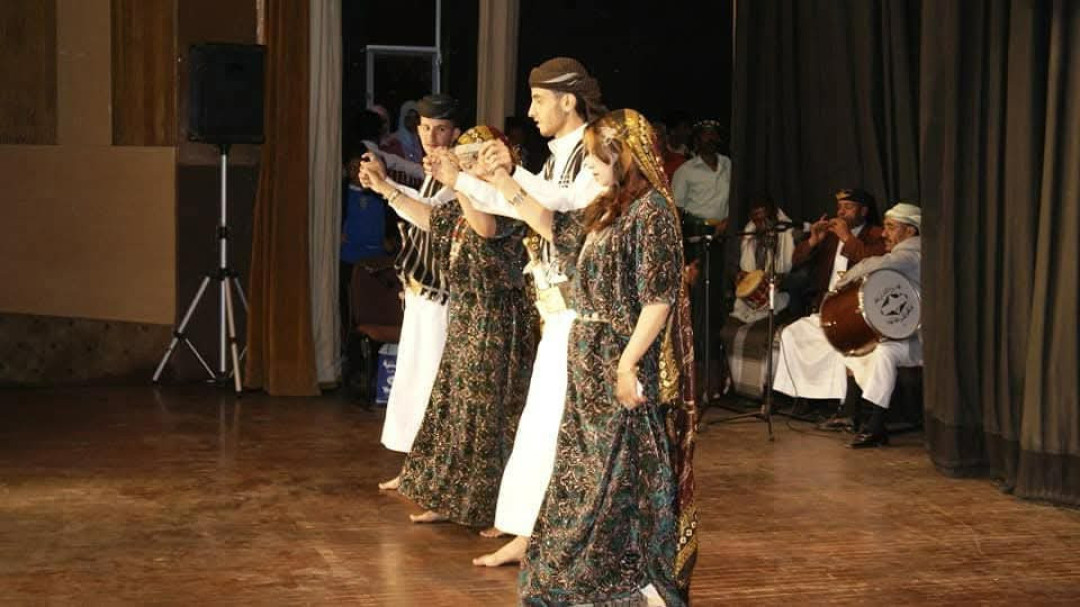 رقصة فلكلورية على خشبة المسرح(فيسبوك)