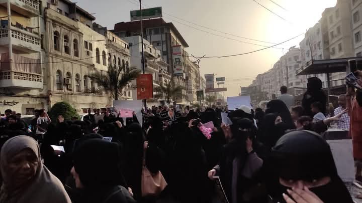 نساء عدن يواصلنّ احتجاجاتهنّ رغم المنع الأمني