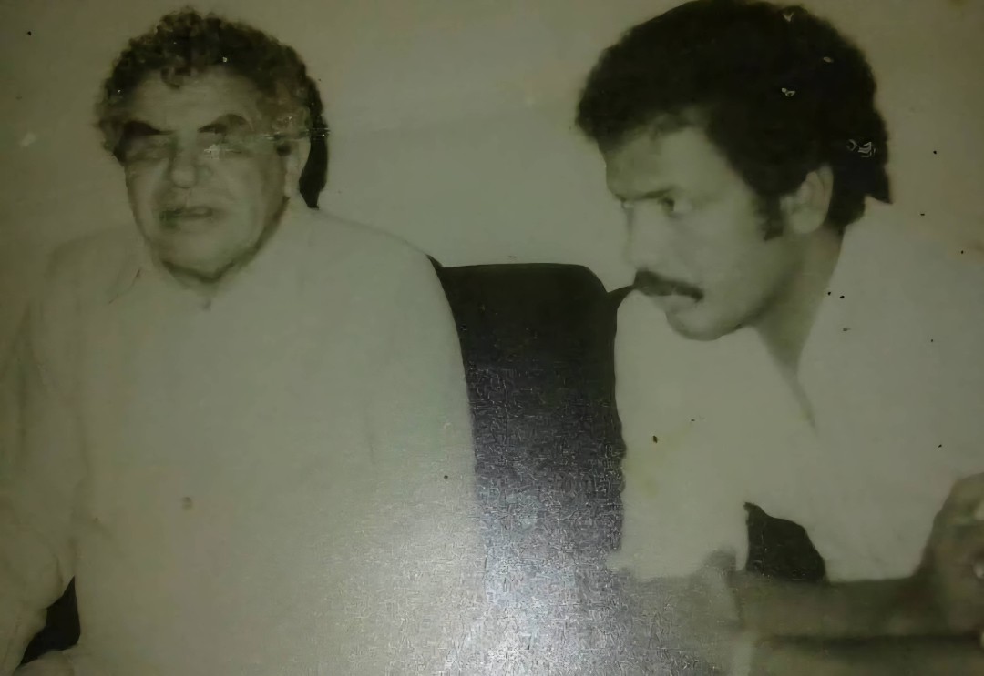 صورة للفقيد الفراص مع البردوني الذي ضل يحن لزمانه حتى مماته
