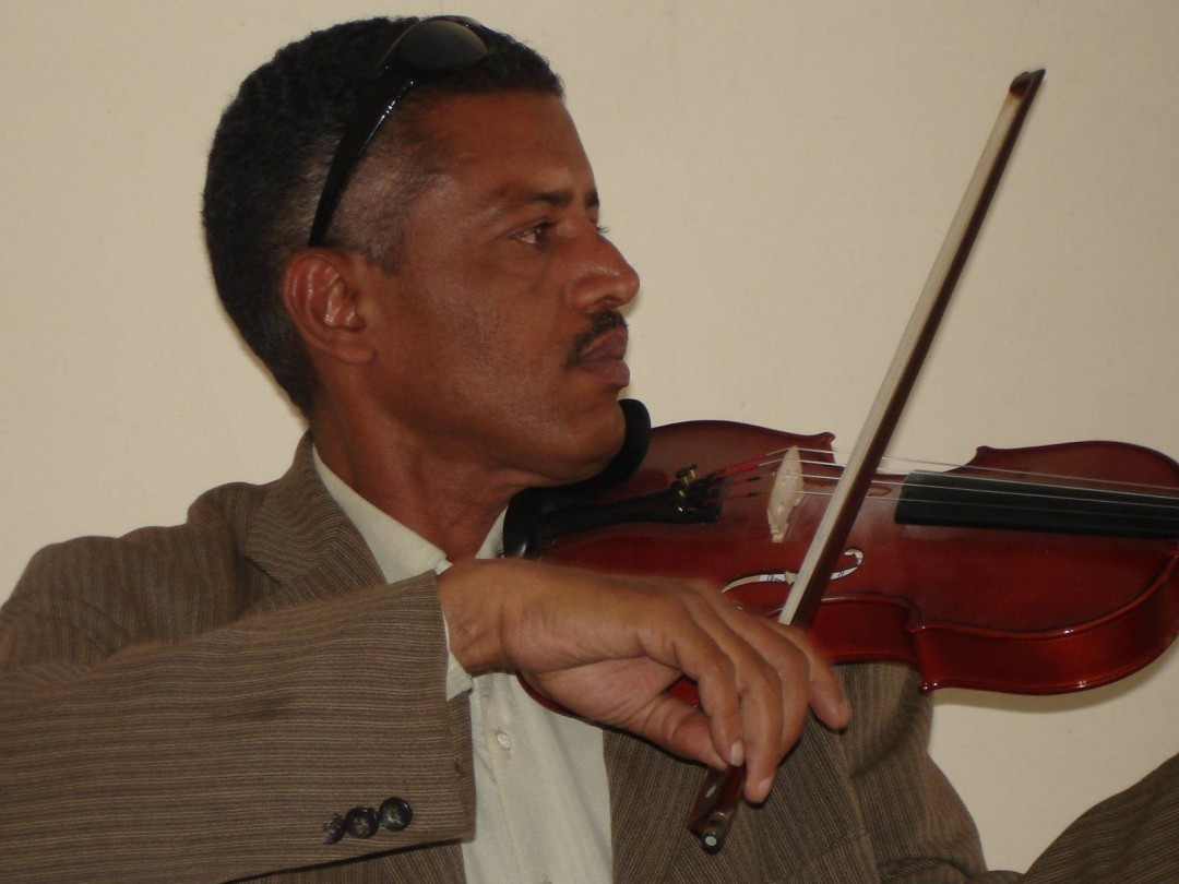 عازف كمان( الصورة من إرشيف الكاتبة) عازف كمان( الصورة من إرشيف الكاتبة)